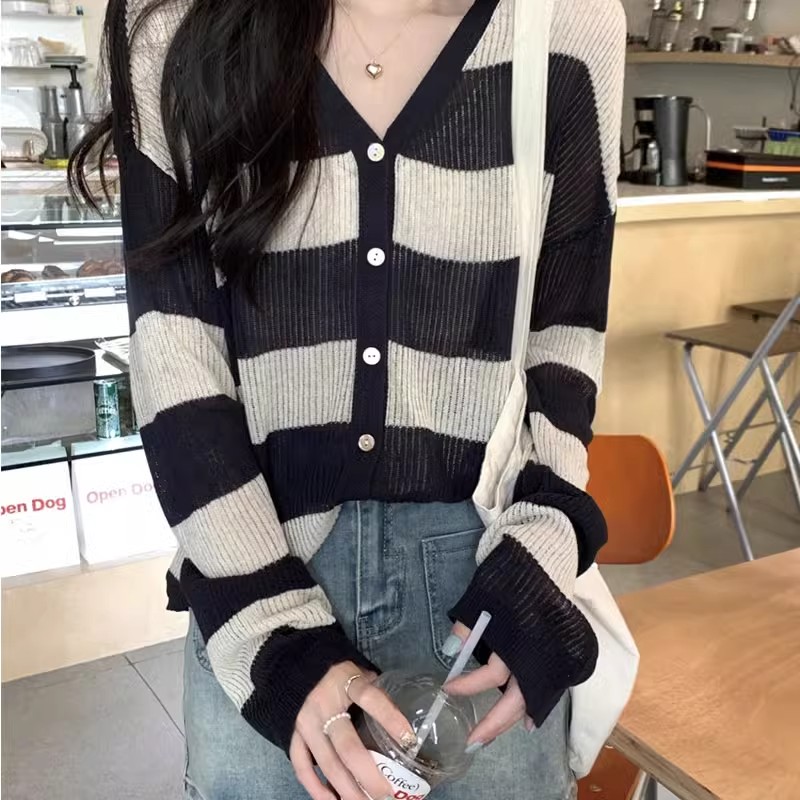 早秋薄款条纹镂空针织开衫外套女春秋女新款宽松v领上衣披肩外搭