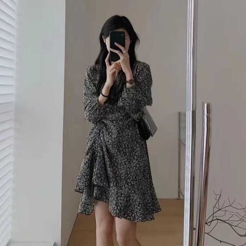 大码女装碎花连衣裙法式V领气质设计感显瘦法式时尚气质裙子