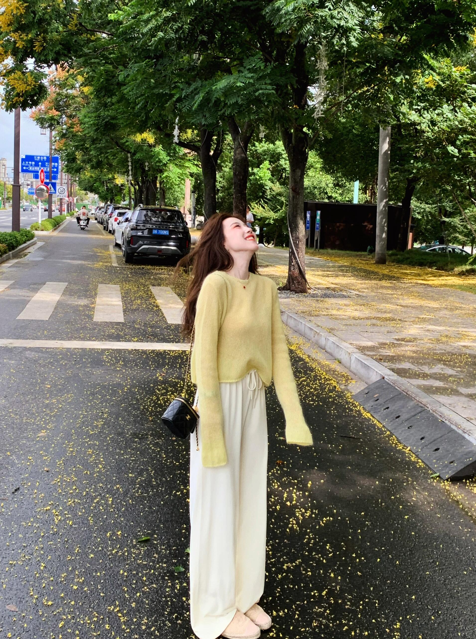 早秋装搭配一整套温柔风套装长袖黄色针织圆领毛衣配休闲裤两件套