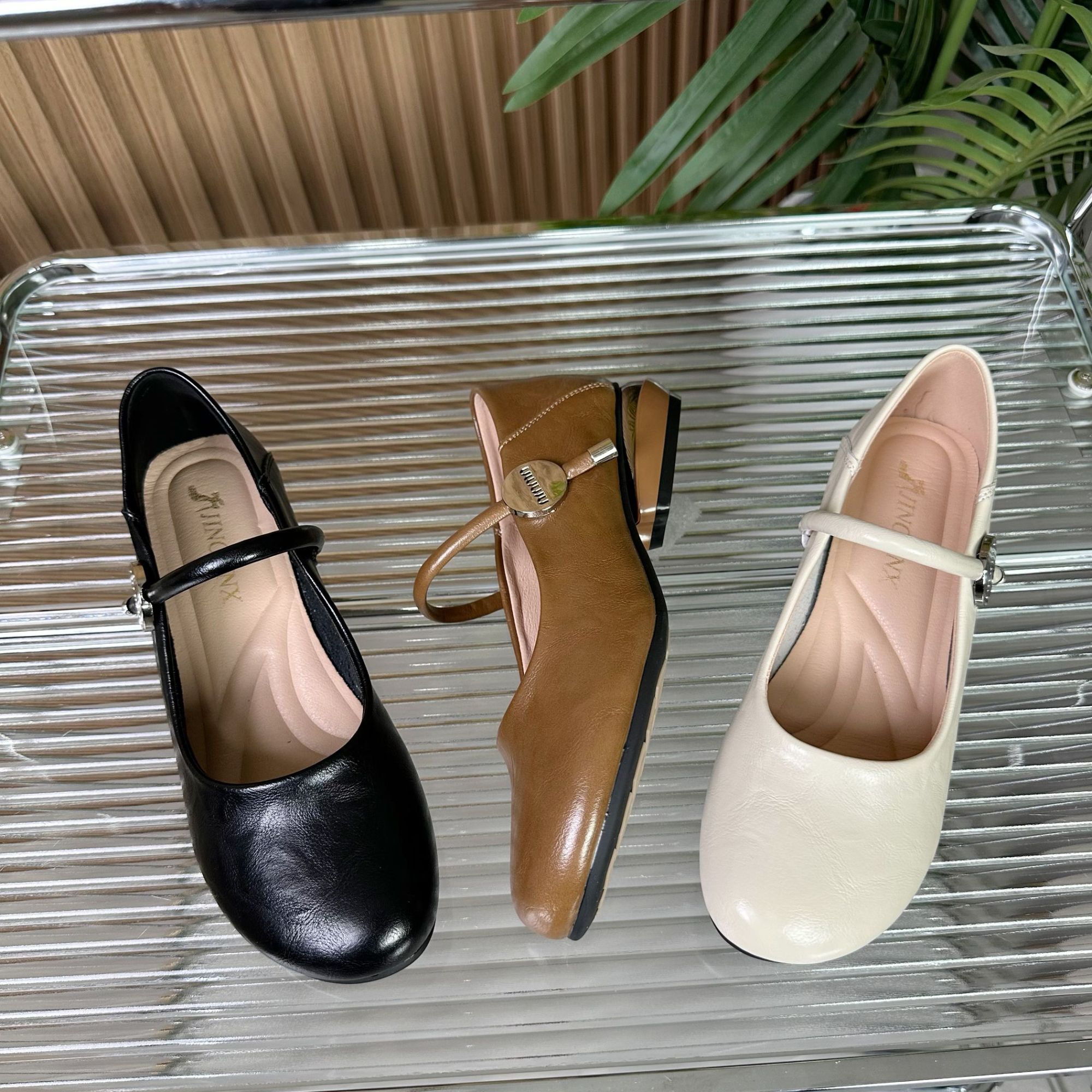 法式一字带粗跟单鞋女2025夏季百搭浅口软底妈妈皮鞋中跟圆头女鞋