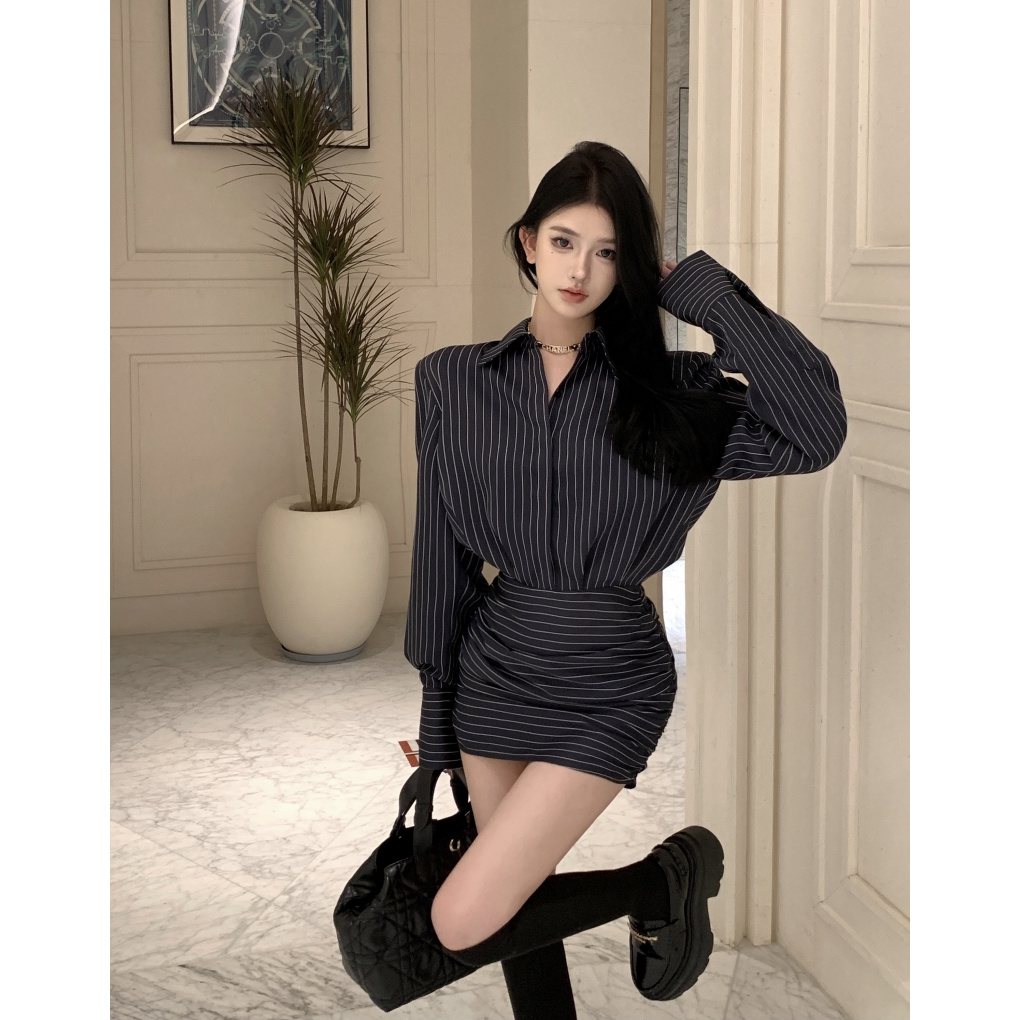 轻奢超火的条纹长袖衬衫连衣裙秋季新款收腰修身显瘦复古包臀裙子