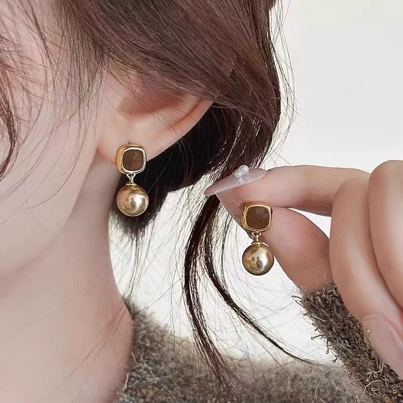 美拉德仿珍珠耳钉2025新款爆款高级感小众设计耳环时尚气质耳饰女