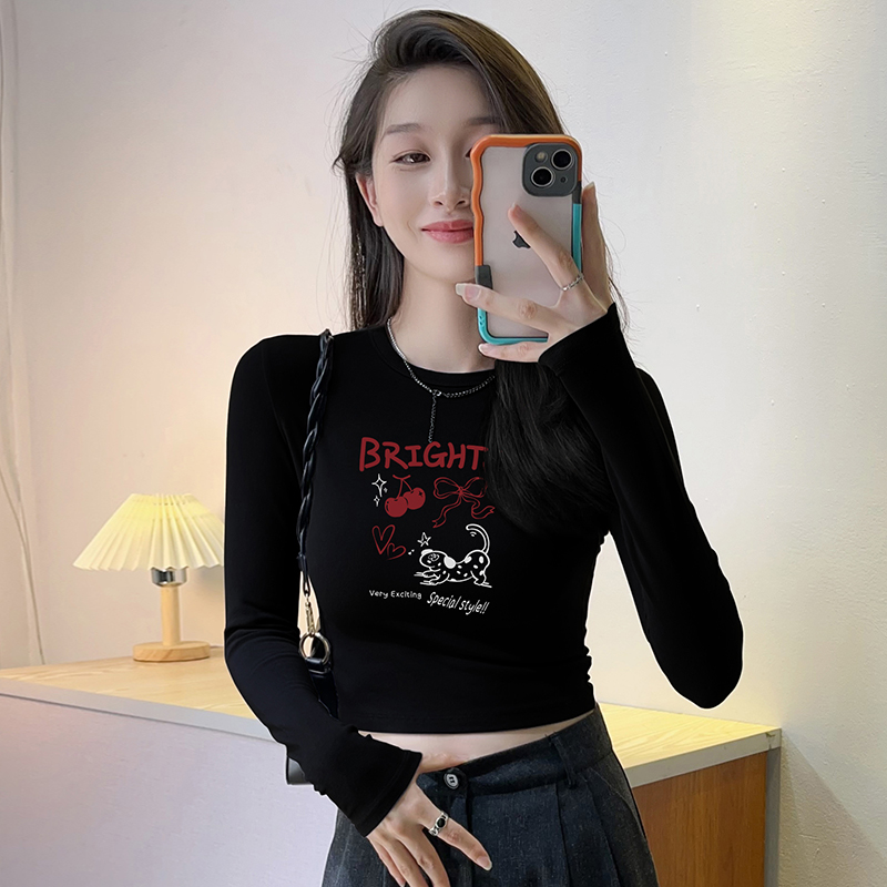 正肩圆领印花T恤女内搭打底衫春秋季紧身纯欲ins长袖短款露脐上衣