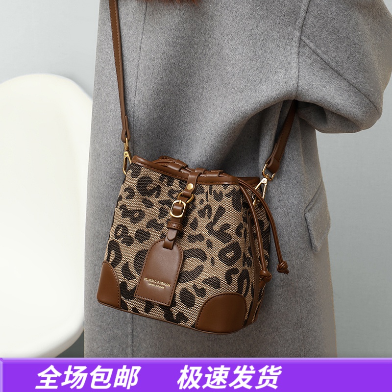 Viney包包女斜挎包2025豹纹水桶通勤单肩包生日圣诞礼物送女生