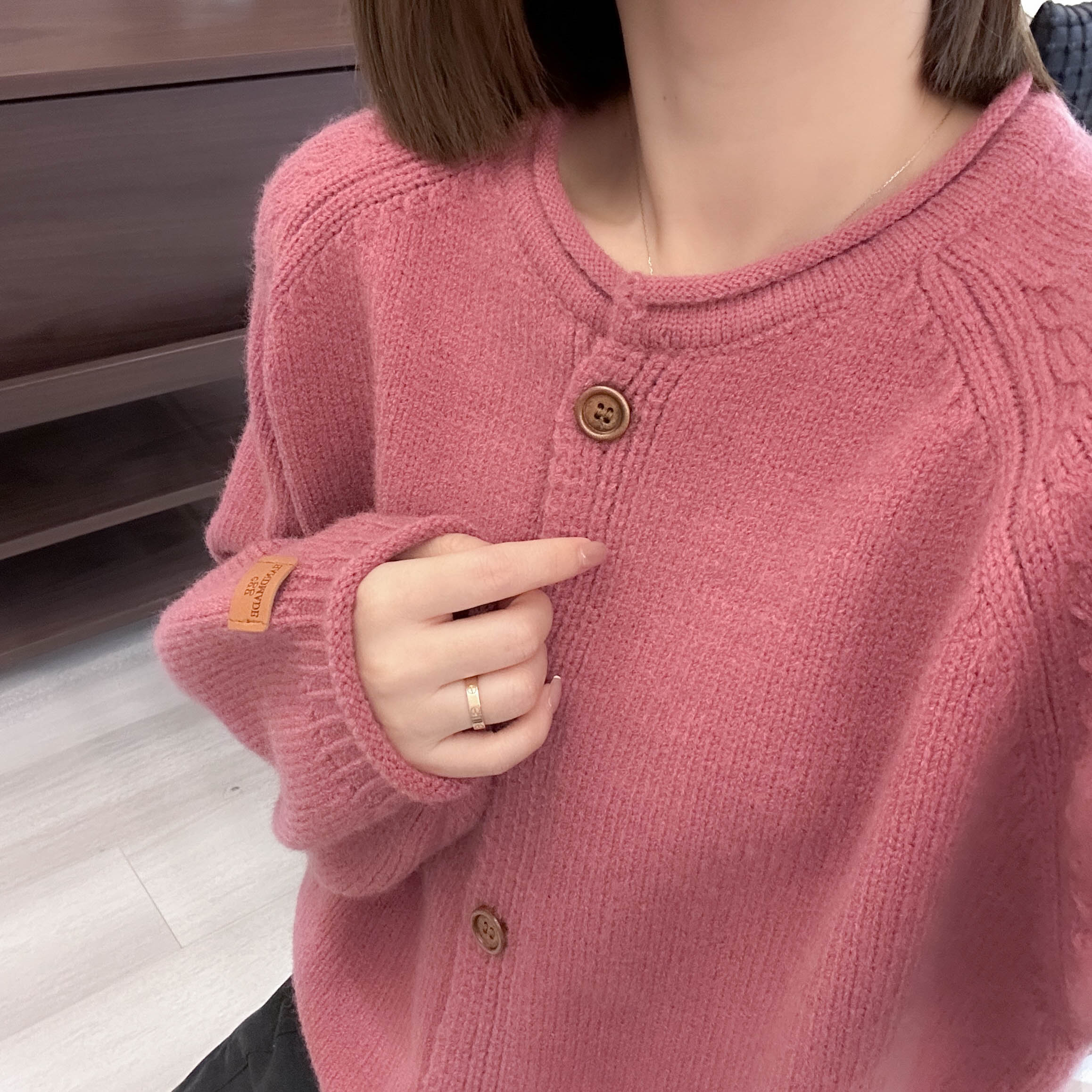 卷边领贴标圆领针织开衫秋冬季新款上衣宽松韩版加厚毛衣外套女士