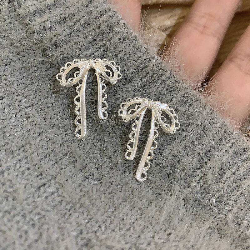 合金耳饰 芭蕾风蝴蝶结耳钉哑光银色镂空小众设计丝带耳环甜美