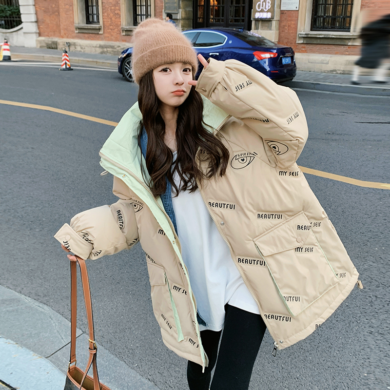 卡其色字母印花羽绒服女2025年冬季新款时尚中长款连帽白鸭绒外套