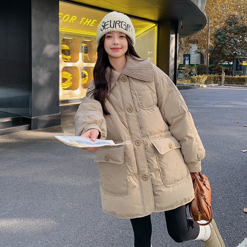 卡其色针织大翻领羽绒服女冬2025新款独特超好看中长款白鸭绒外套