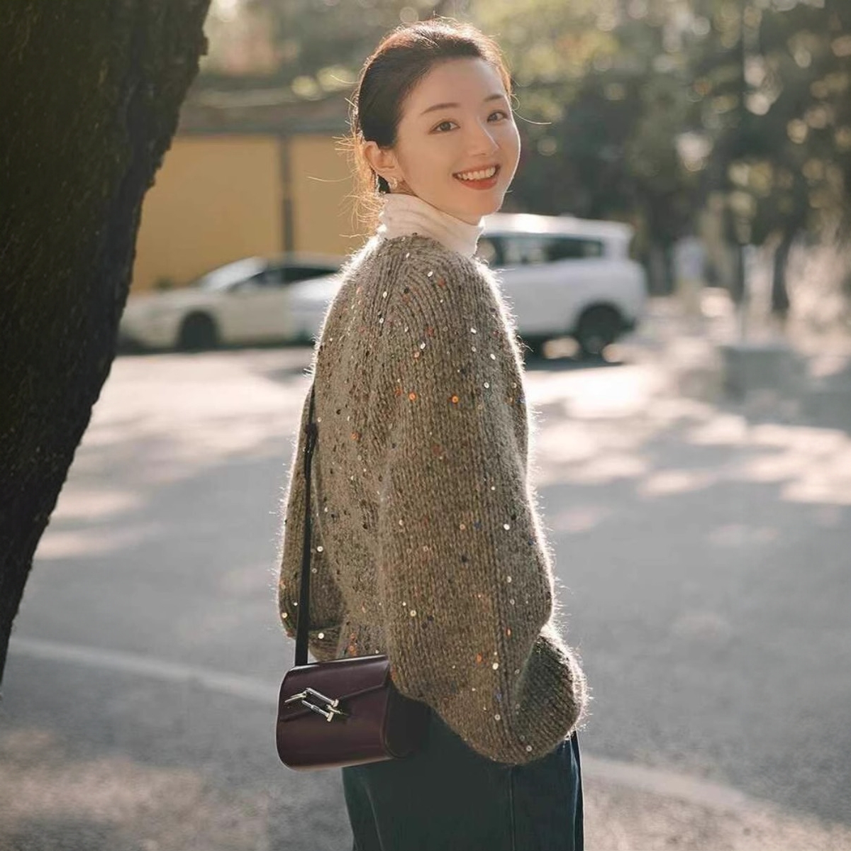 今年流行灰色亮片毛衣女秋冬高级设计感时尚软糯休闲针织开衫厚潮