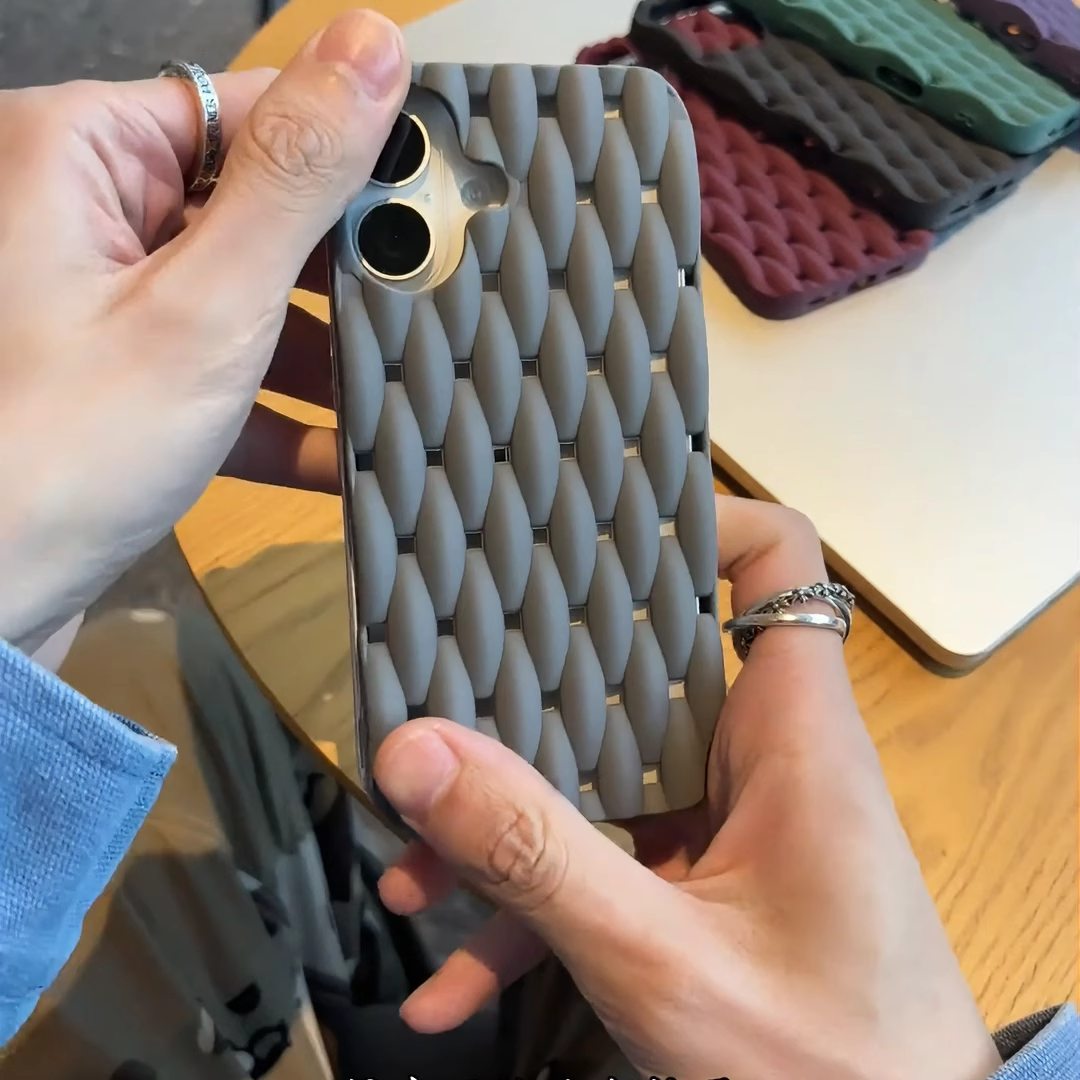 纯色麻花纹适用苹果15promax手机壳透气iphone14防摔12/11硅胶套