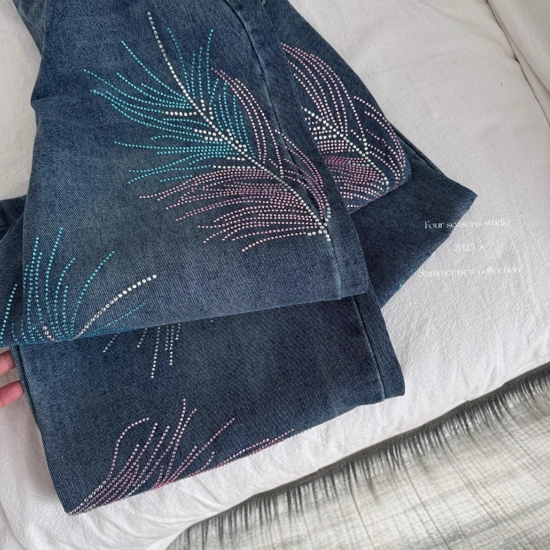 潮牌个性帅气2025年流行网红小香风烫钻羽毛牛仔直筒阔腿裤长裤女