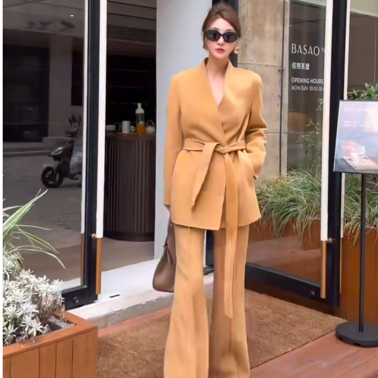 2025冬季显瘦气质百搭轻奢厚款时尚修身毛呢外套休闲洋气微喇裤