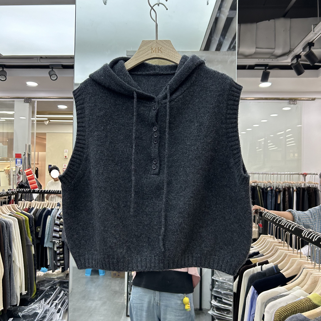 胖mm叠穿宽松坎肩无袖上衣2025秋季款高级灰色连帽针织马甲外套潮