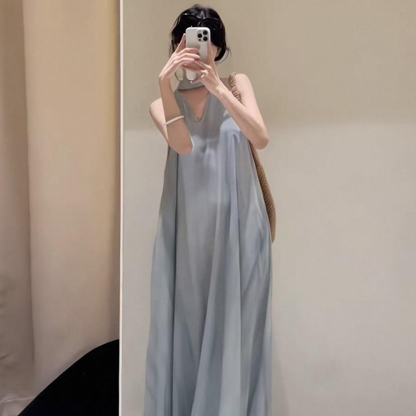 法式温柔风度假无袖吊带挂脖V领连衣裙子女夏穿搭显瘦长裙