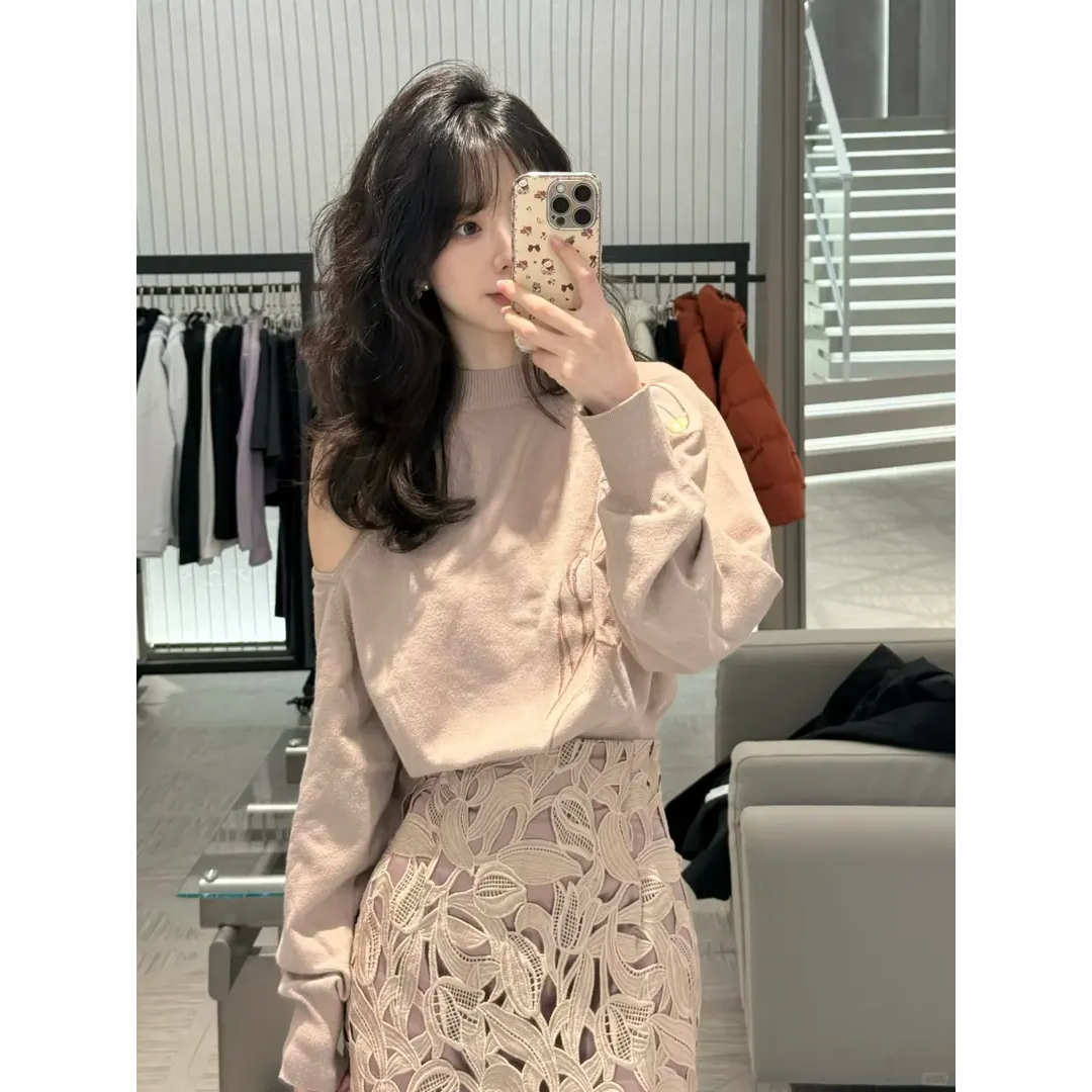 2025秋冬新款韩系设计感粉色露肩蝙蝠袖上衣镂空半身裙气质两件套