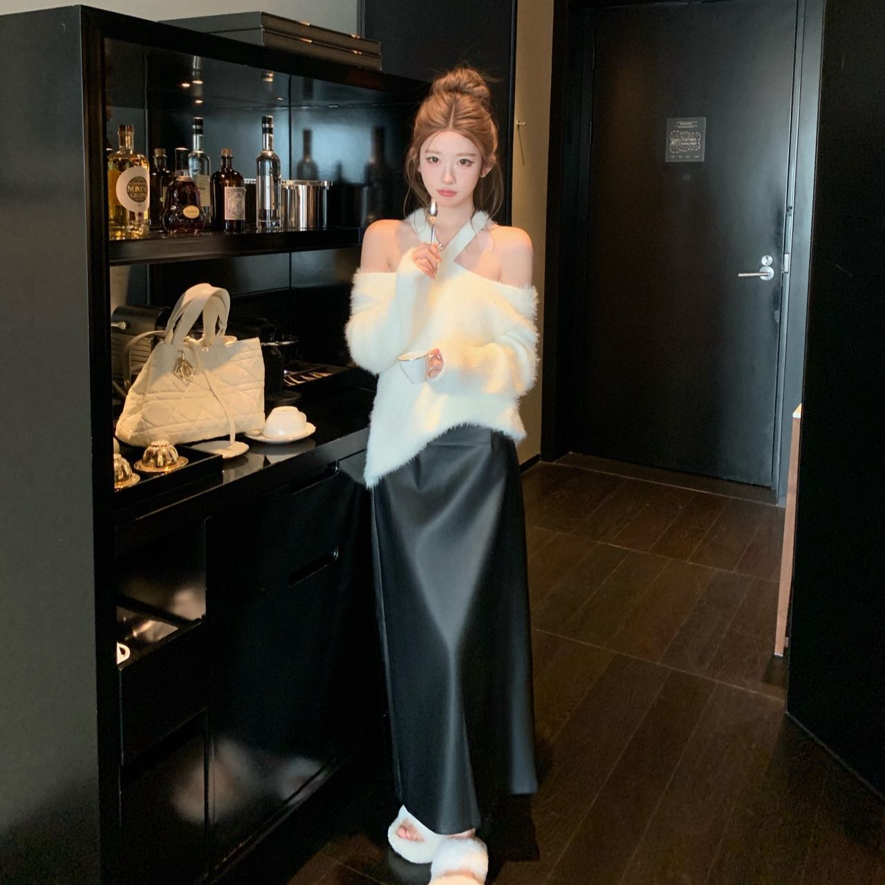 白色交叉挂脖露肩长袖毛衣女秋冬季高级感针织衫显瘦上衣半身裙子