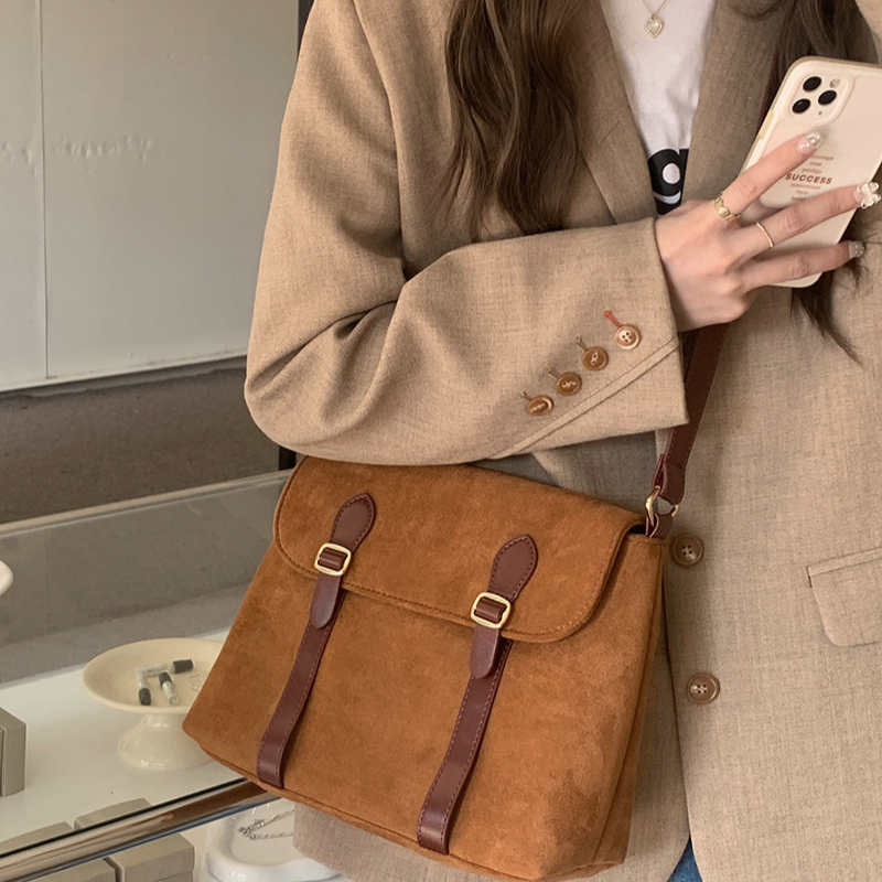 包包女2025新款韩版ins小众设计绒面复古磨砂单肩斜挎包邮差包潮