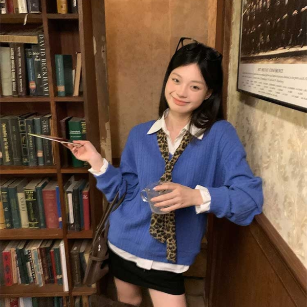 克莱因蓝假两件麻花翻领毛衣女2025秋冬新款百搭宽松软糯针织上衣