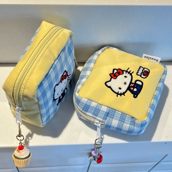 森系化妆包休闲风刺绣防尘日系学生卡通动漫小方包姨妈巾杂物小包