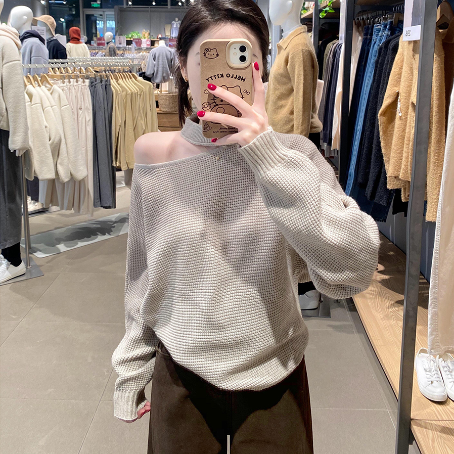 韩系穿搭挂脖镂空露肩针织衫女秋冬新款内搭洋气斜肩毛衣外穿上衣
