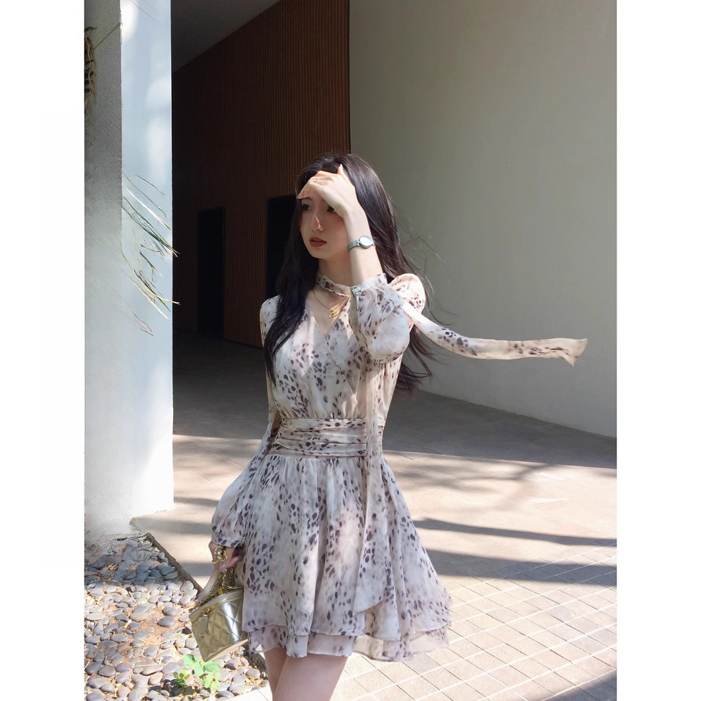 【有里布】纯欲氛围感泡泡袖连衣裙女春设计交叉v领收腰百褶裙D3789