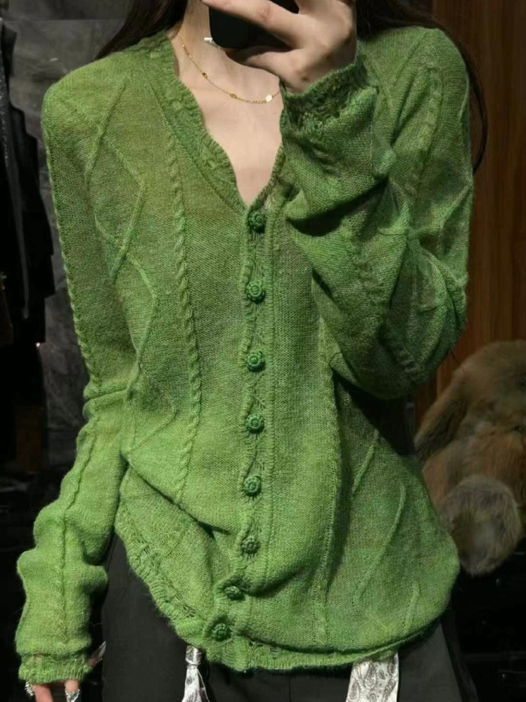 巨好看的早秋穿搭独特漂亮软糯减龄气质高级感绿色针织开衫毛衣女