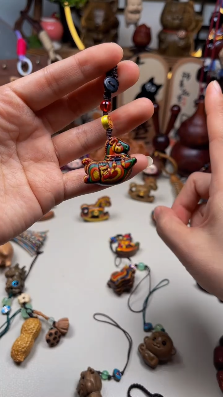 檀香木彩虹小飞马钥匙扣