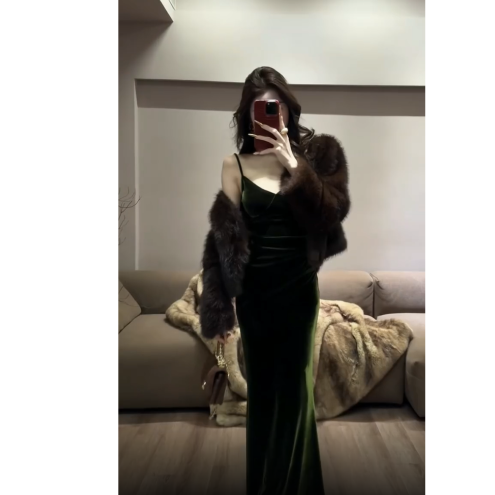 2025秋冬新款高级感保暖气质短款毛毛外套法式复古丝绒吊带裙套装