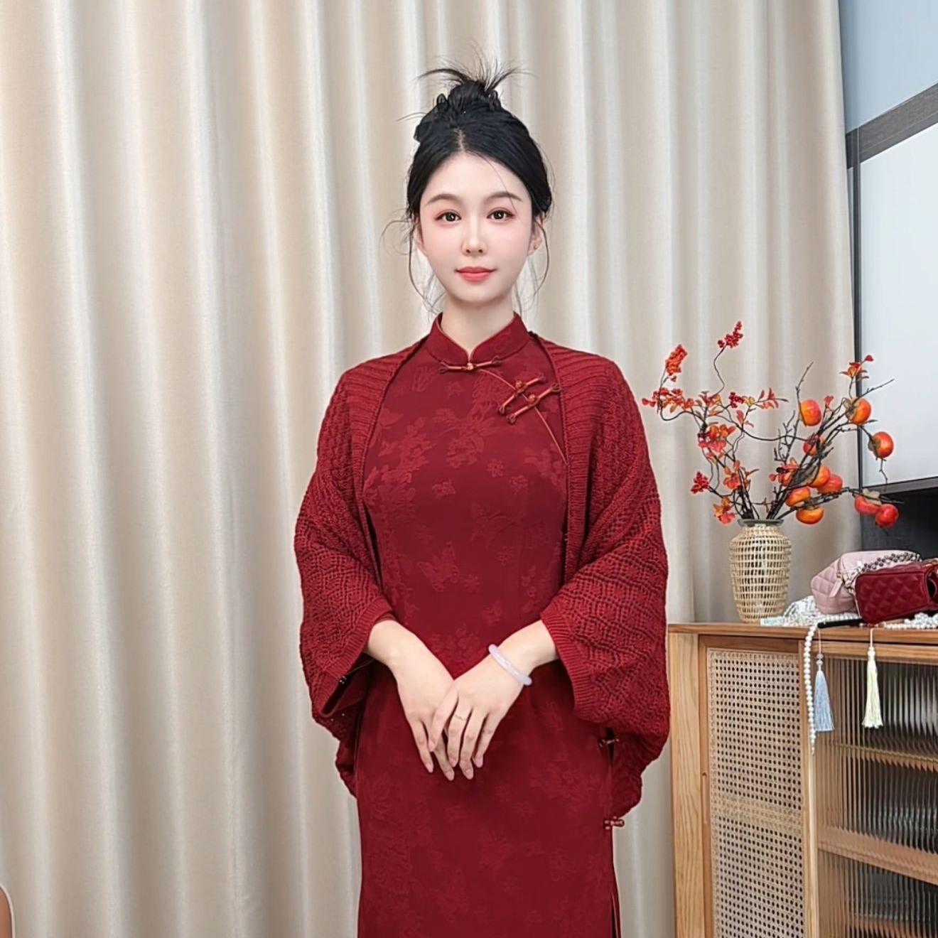 酒红色搭配旗袍贝壳披肩
