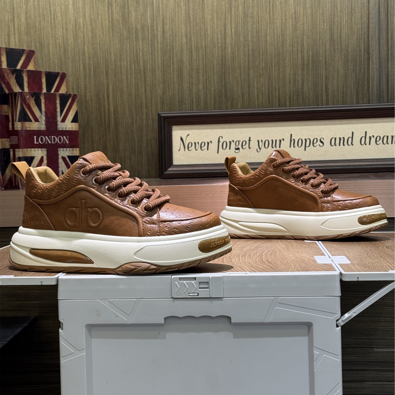 2025秋冬新款时尚百搭潮流轻奢高端舒适耐磨休闲男鞋（偏大一码）