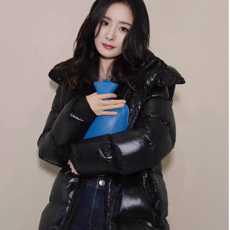 明星同款黑中长羽绒服女款大码新款黑钻2025连帽加长高冷酷飒女装