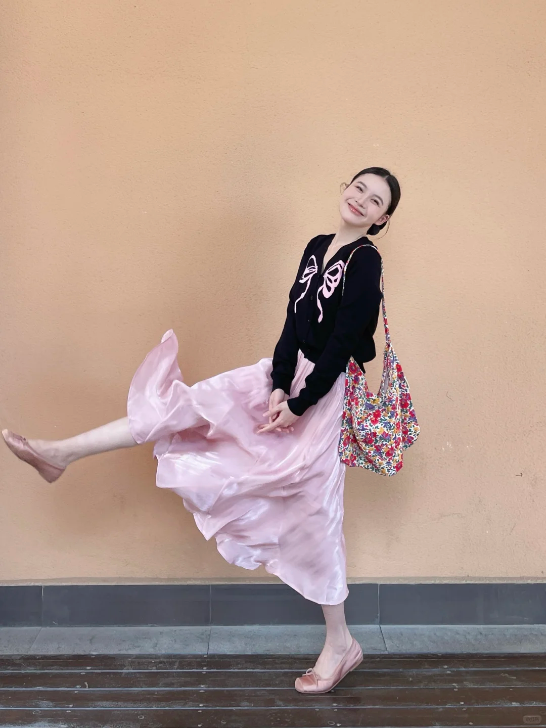 2025秋季新款韩系氛围感穿搭黑色针织开衫搭配粉色半身裙两件套女