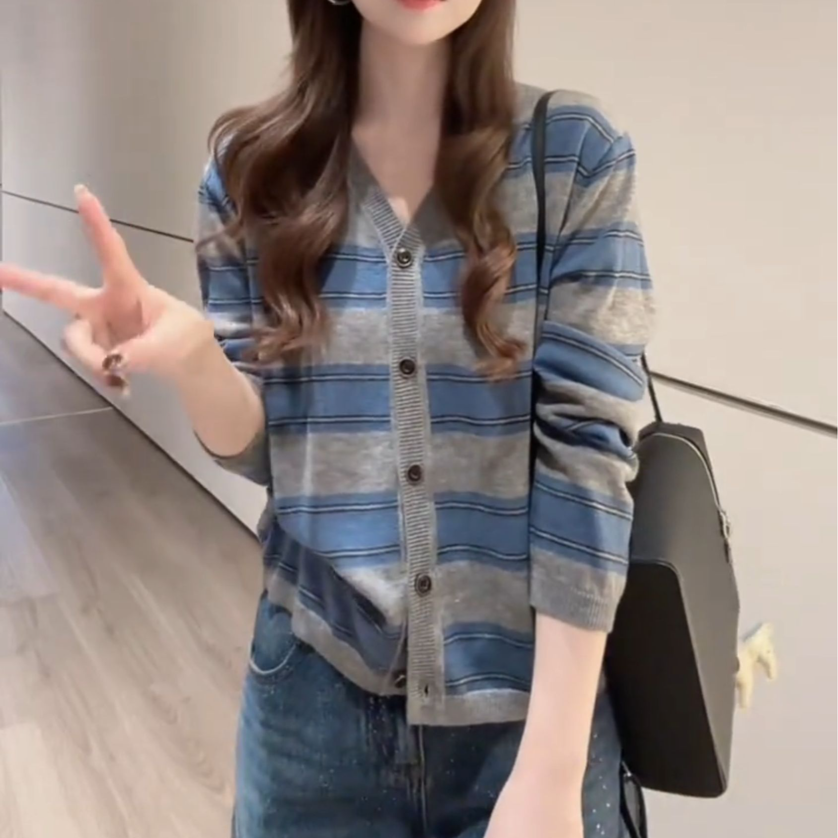 2025秋季新款韩版复古条纹V领长袖开衫女气质减龄别致针织外套潮