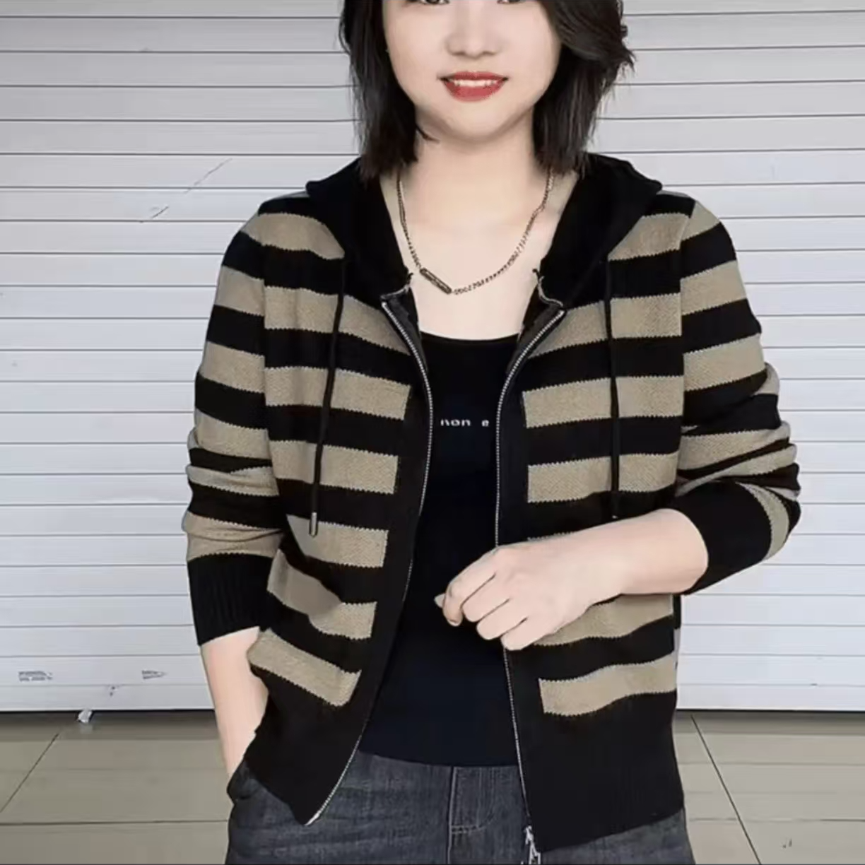 【现货】秋冬季网红爆款高档洋气条纹简约休闲通勤连帽针织拉链外套