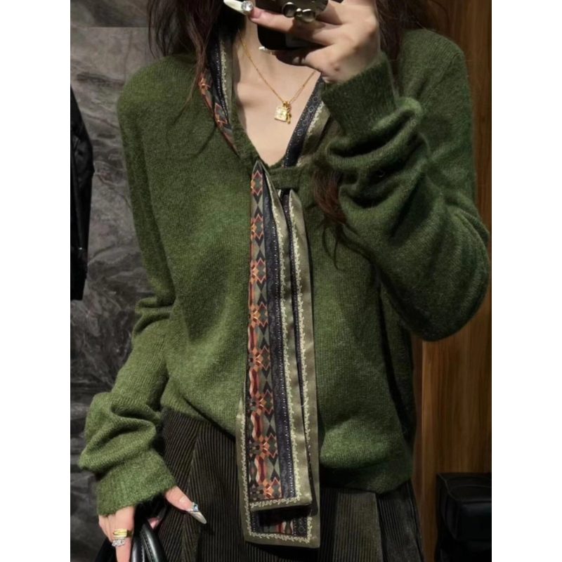 今年流行绿色丝巾毛衣女2025秋季气质高级感时髦洋气套头针织上衣