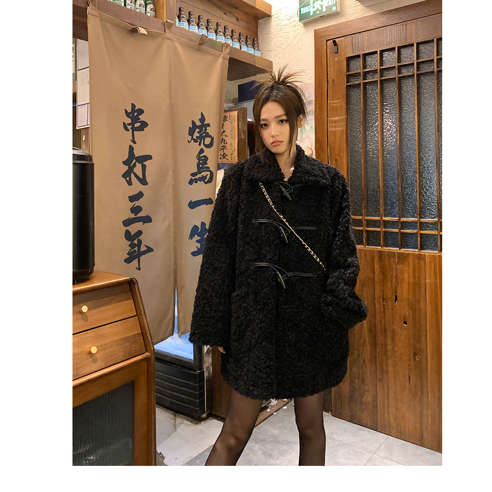 羊羔毛外套女秋冬新款女装牛角扣中长款黑色加厚皮毛一体大衣时尚