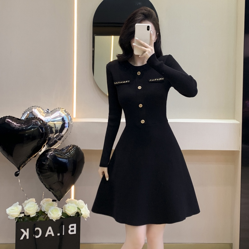 小香风连衣裙秋装女2025年新款轻奢高级感黑色配大衣A字针织裙子