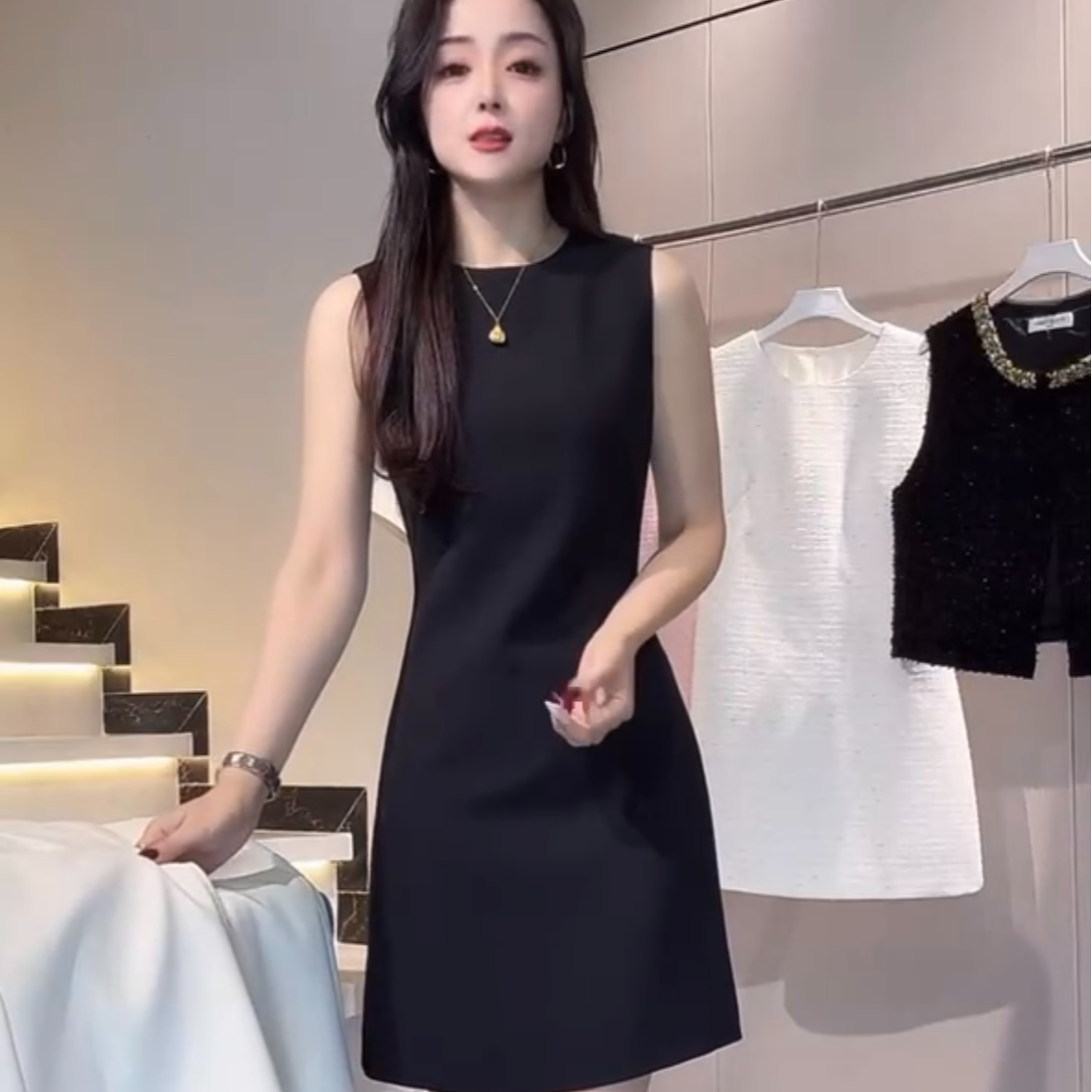 欧货刺绣蜜蜂纯色无袖连衣裙女2025年夏季新款简约气质修身短裙潮