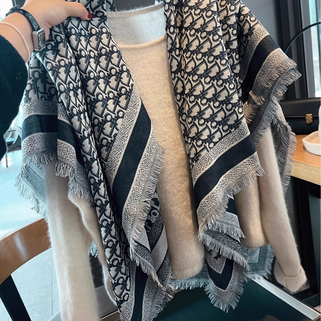 香港正品2026高端贵妇气质经典字母围巾女百搭双层双面大方巾披肩