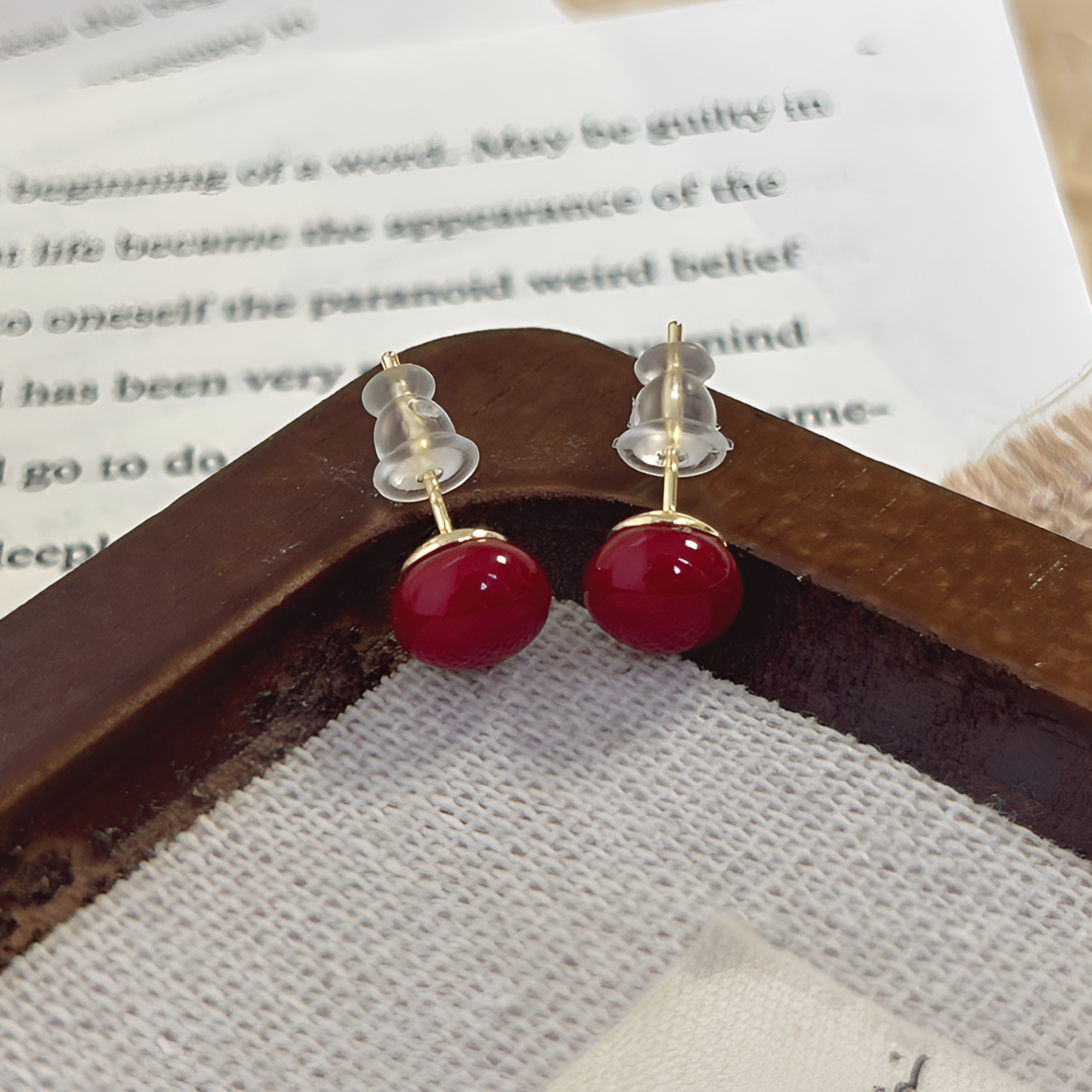 钛合金锆石耳饰 钛合金耳饰 新年红色圆形简约大气