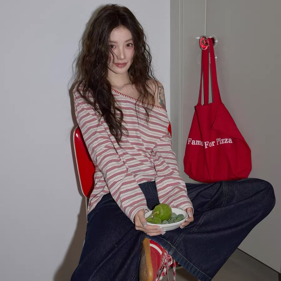 韩版时尚甜辣红色条纹斜肩T恤女2025秋气质休闲百搭长袖露肩上衣