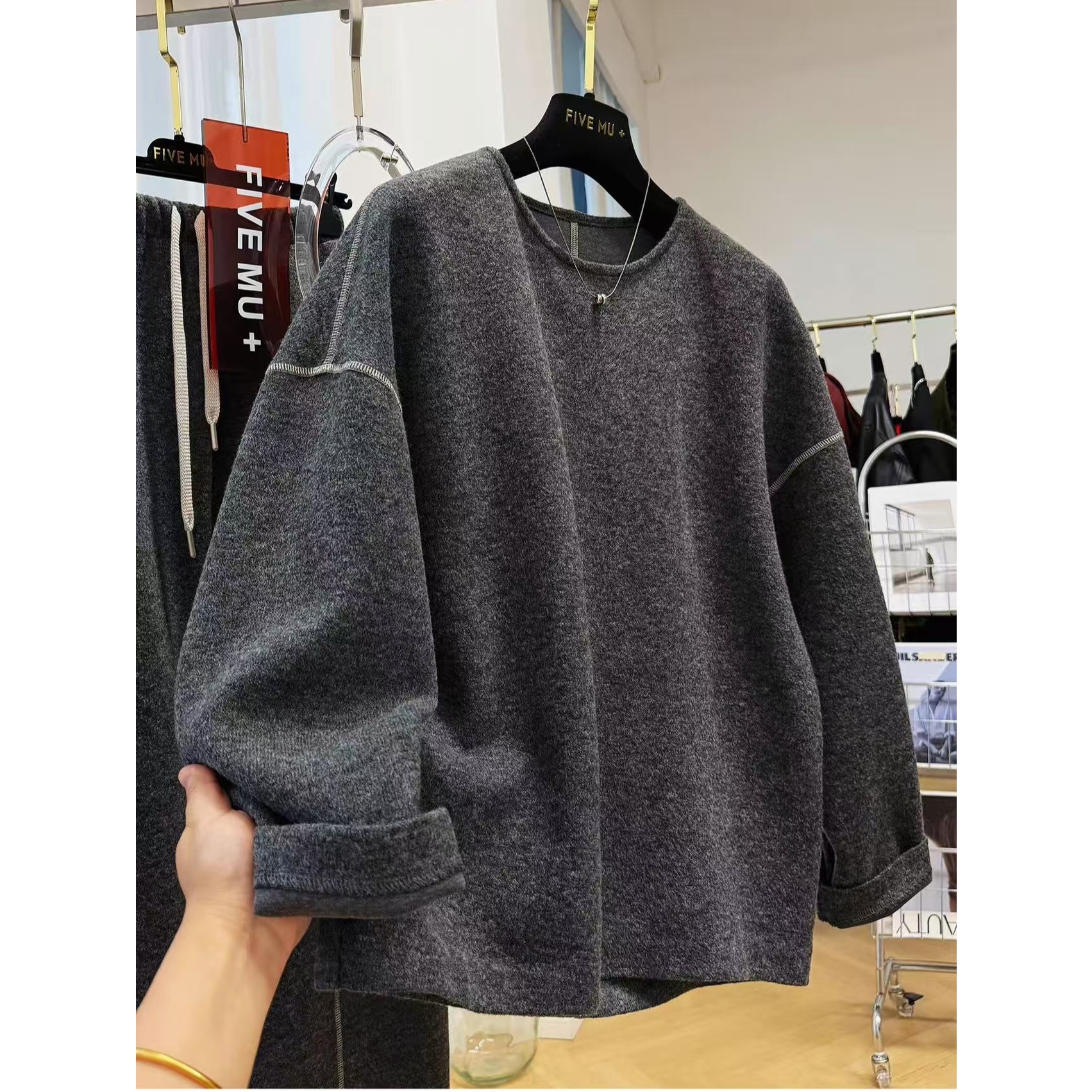 2025巨好看的慵懒风宽松圆领无帽套头卫衣女秋季独特宽松休闲上衣