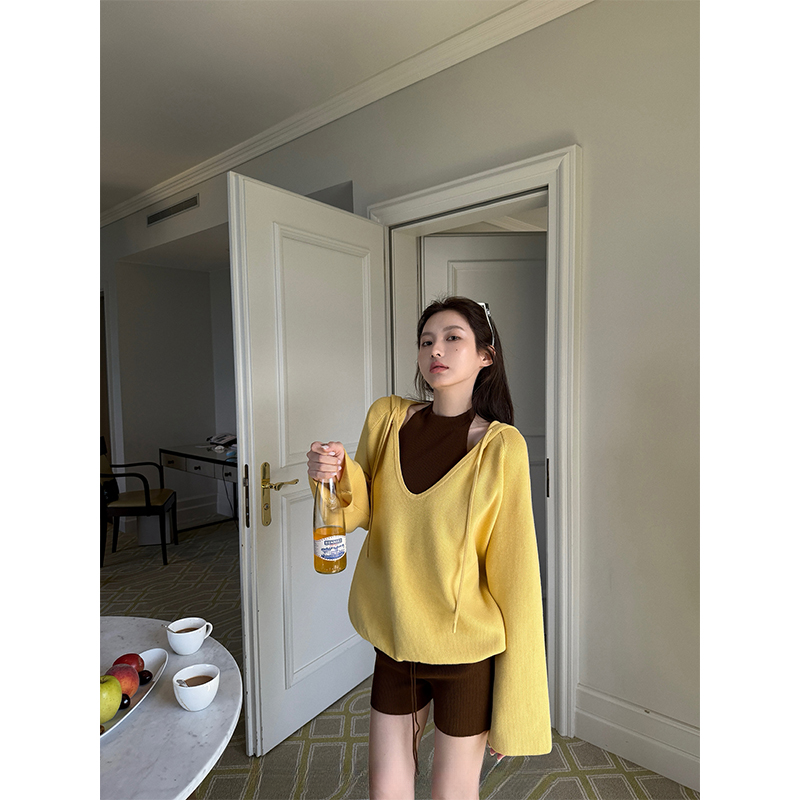 2025超火穿搭一整套抽绳连帽针织衫罩衫挂脖圆领内搭辣妹短裤套装