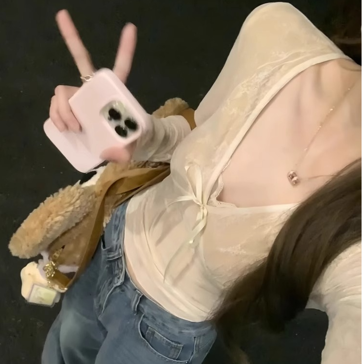 纯欲风V领蕾丝长袖T恤女早去新款气质温柔风修身超好看打底衫上衣