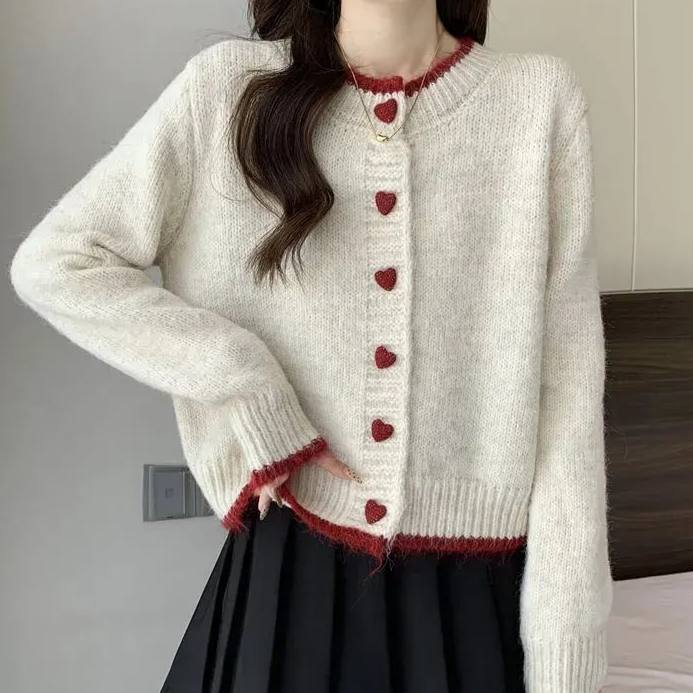 毛衣外套女2025春秋新款设计感拼色爱心纽扣针织开衫短款长袖上衣