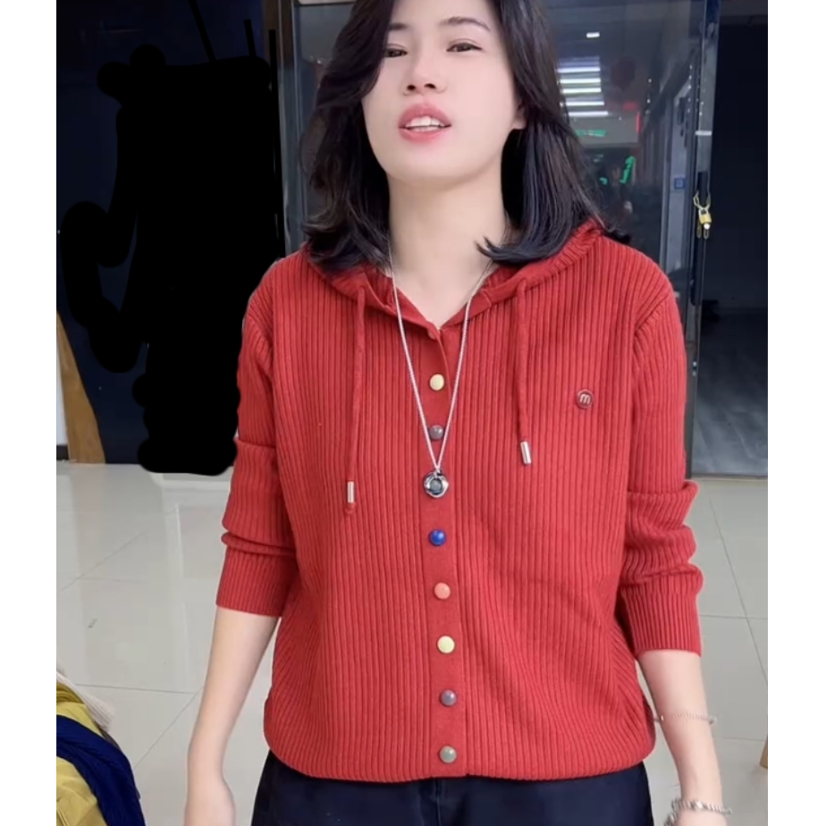 2025秋冬新款长袖连帽时尚女针织开衫彩扣设计宽松毛衣外套女上衣