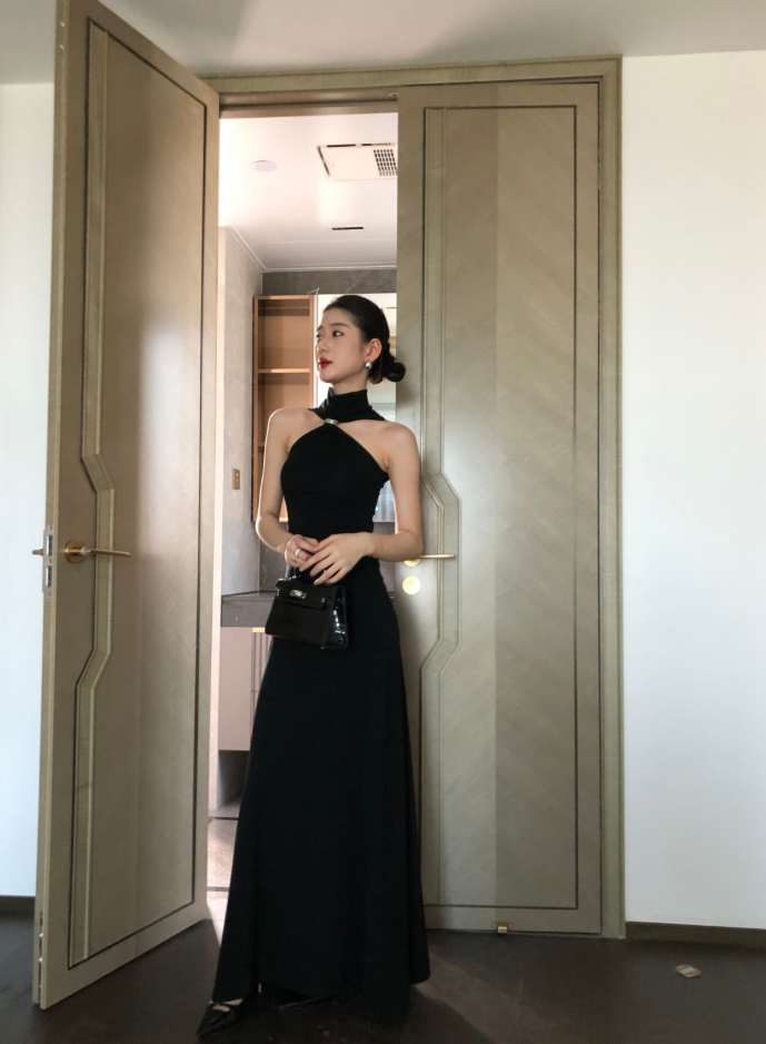 纯欲风气质显瘦无袖挂脖连衣裙女秋季新款时尚收腰显瘦露肩长裙子