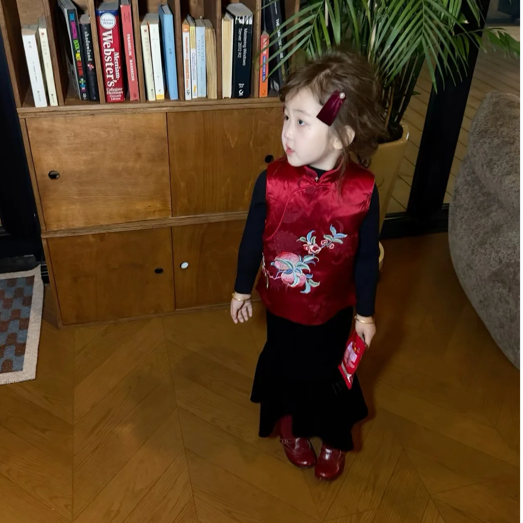 壹妈童装女童国风套装秋冬新款洋气女宝新中式红色马甲黑色半身裙