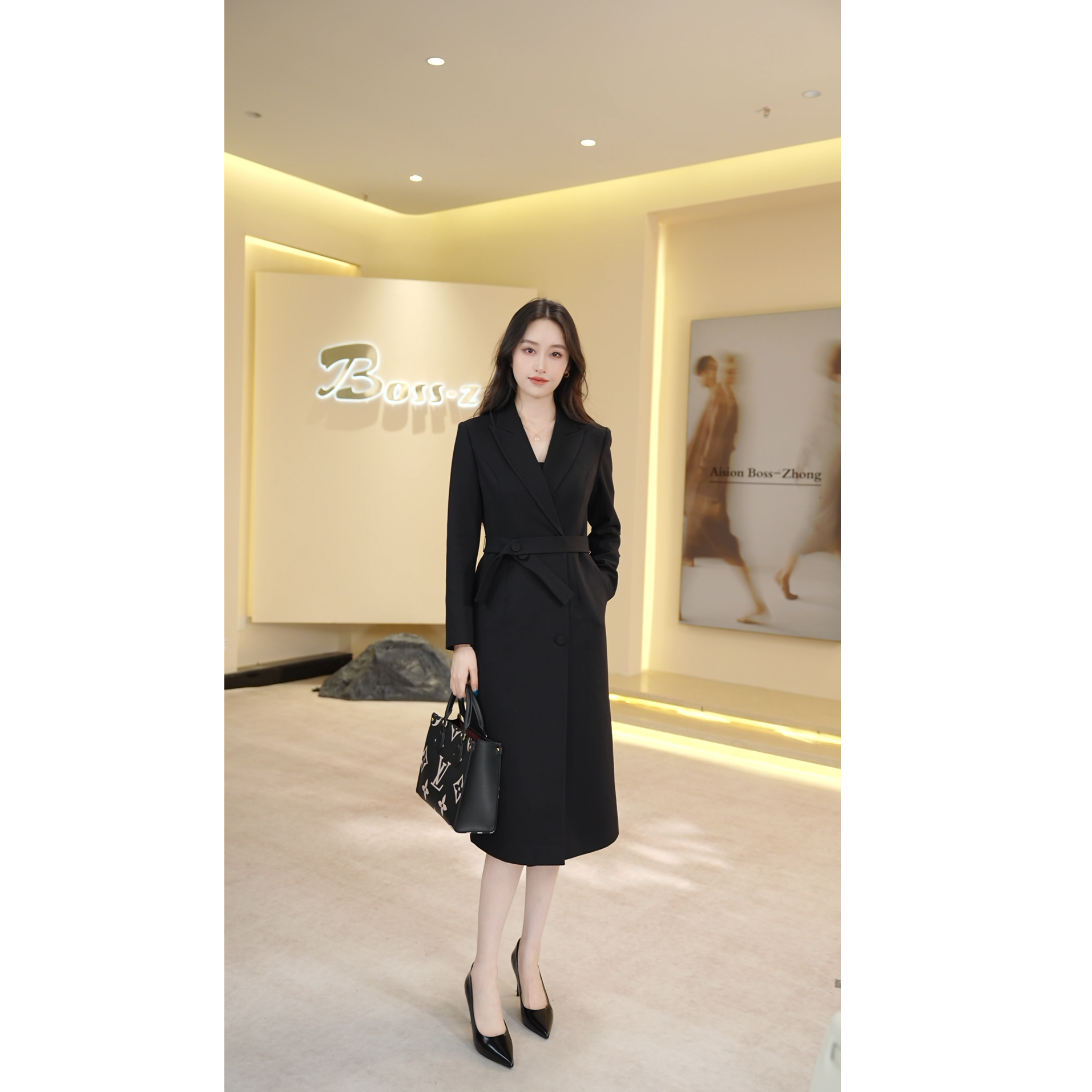 钟老板 2025秋冬新款复古赫本风长款百搭气质黑色收腰大衣外套女