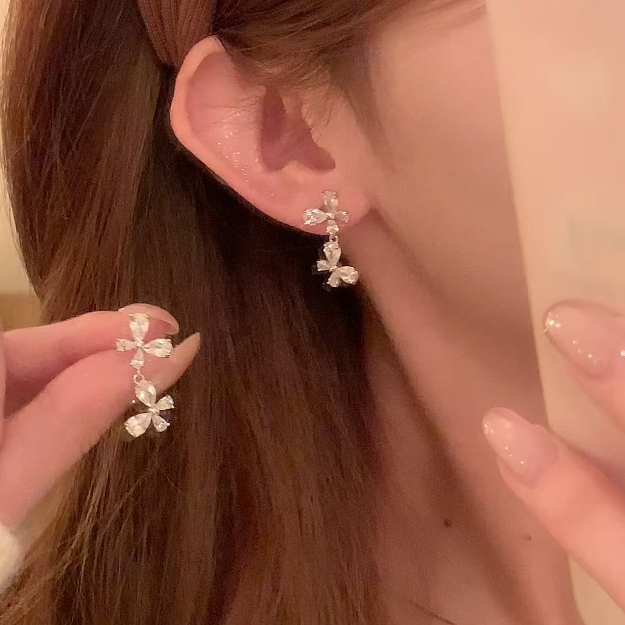 铜合金锆石耳饰 秋冬气质闪锆蝴蝶流苏耳环女精致灵动耳针耳饰